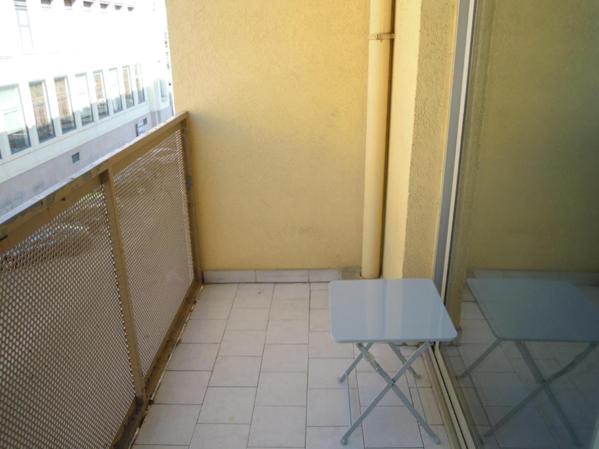 Nimes Studio Parking Dhuoda Екстериор снимка