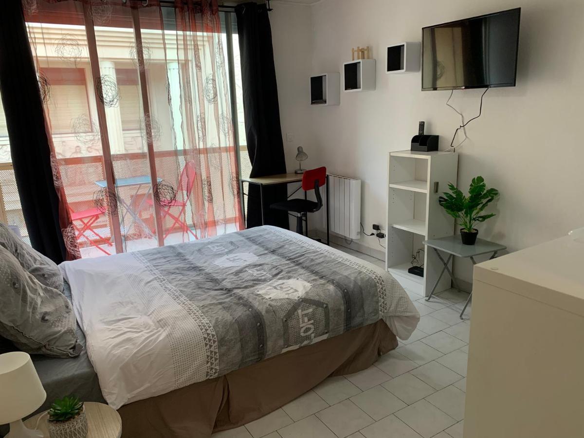 Nimes Studio Parking Dhuoda Екстериор снимка