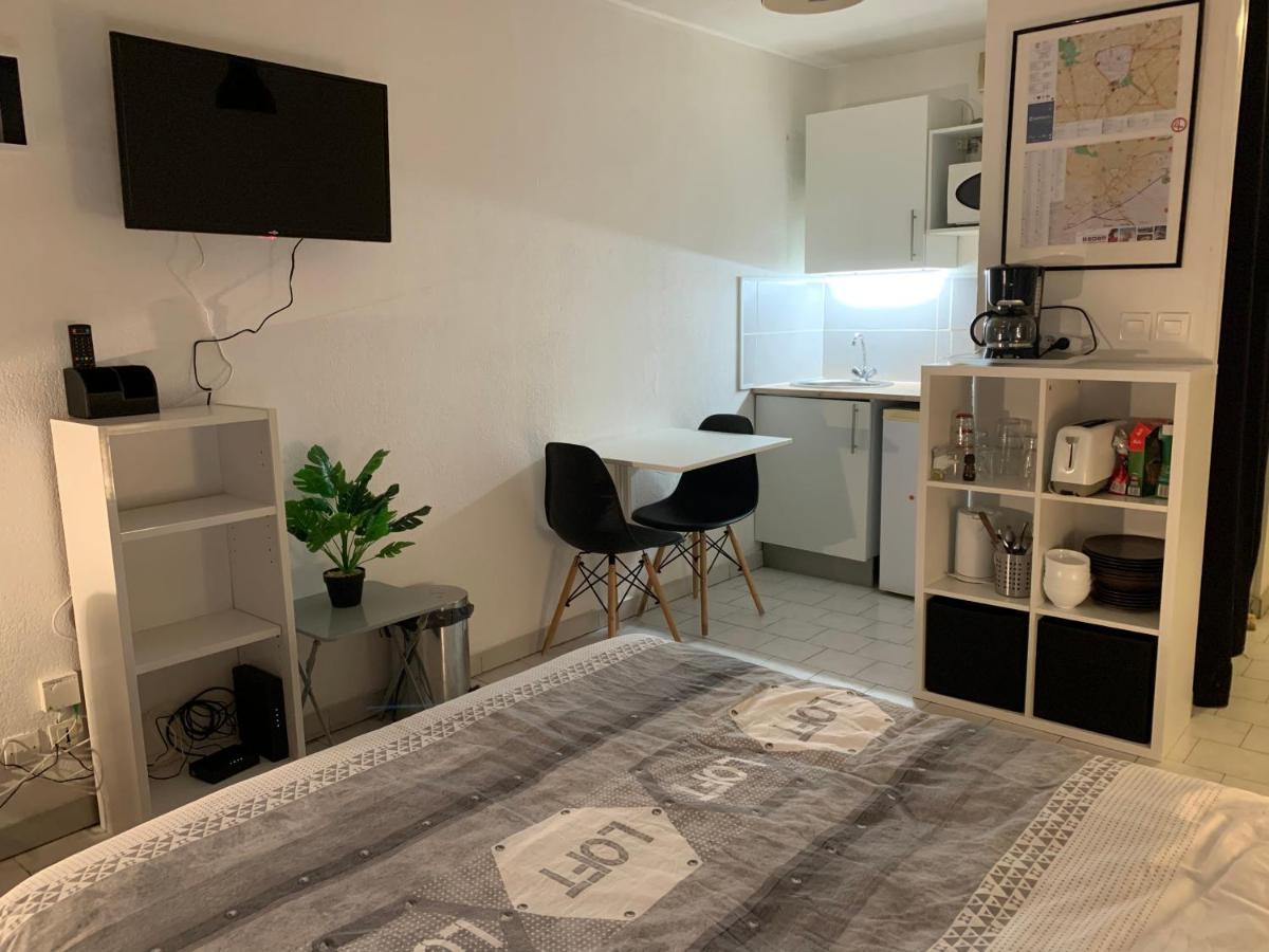 Nimes Studio Parking Dhuoda Екстериор снимка